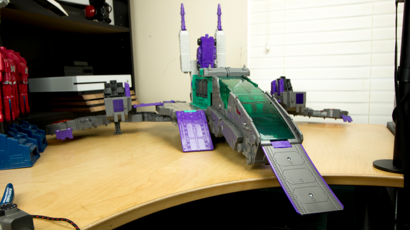 Illustration for article titled Playing Nicely With Transformers' Biggest Decepticon Ever